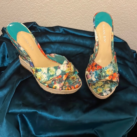 Size 9 Gianni Bini multicolored floral wedges - Picture 2 of 3